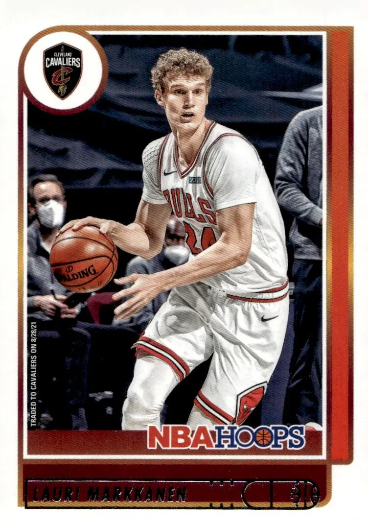2021-22 NBA Hoops #55 Lauri Markkanen (front)